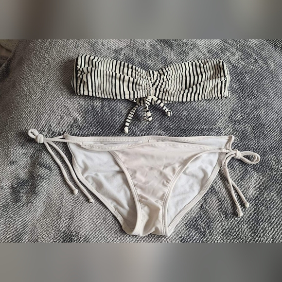 Bikini - Picture 1 of 1